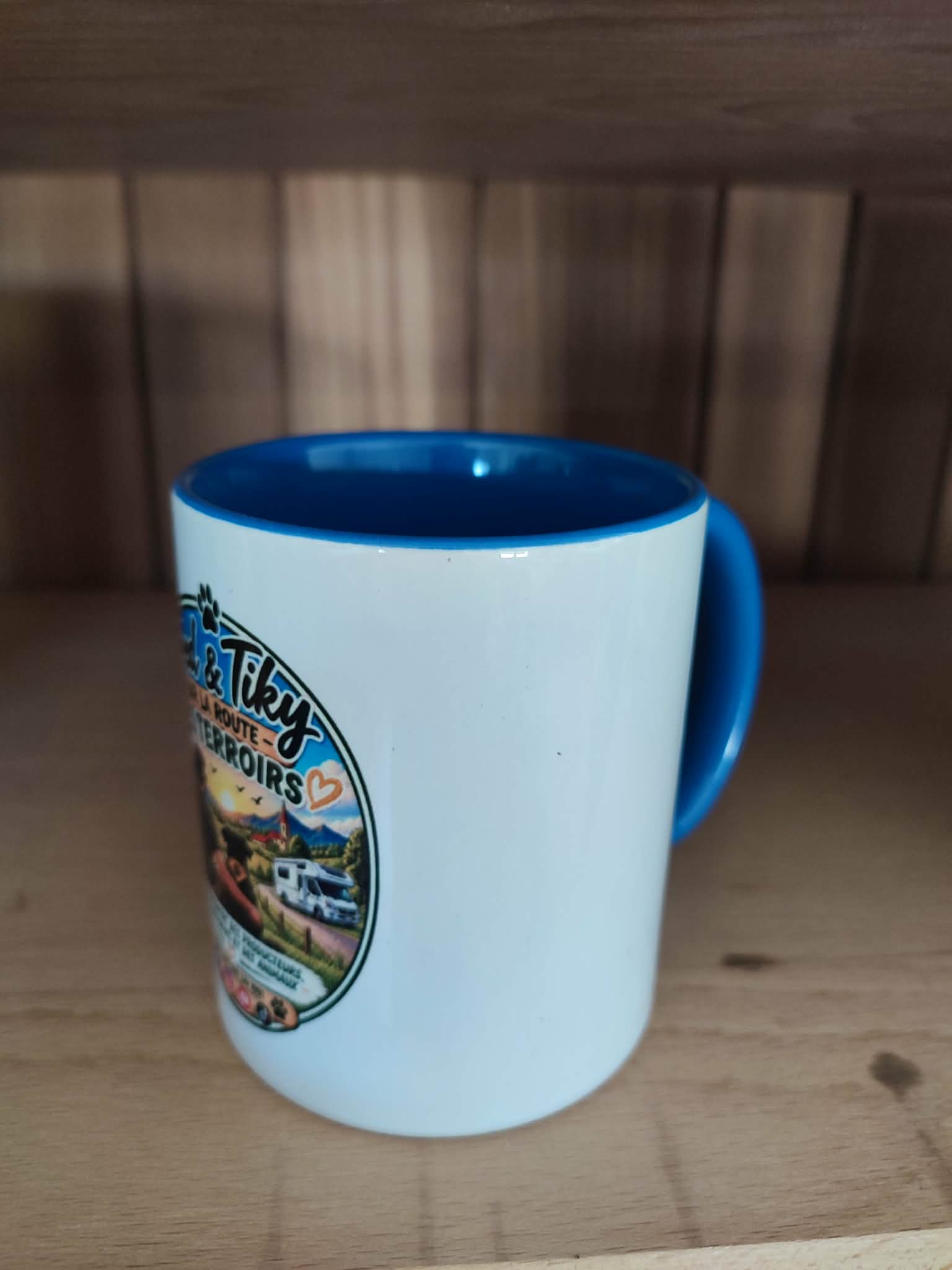 ☕ Mug solidaire « Fred & Tiky – Sur la Route des Terroirs »