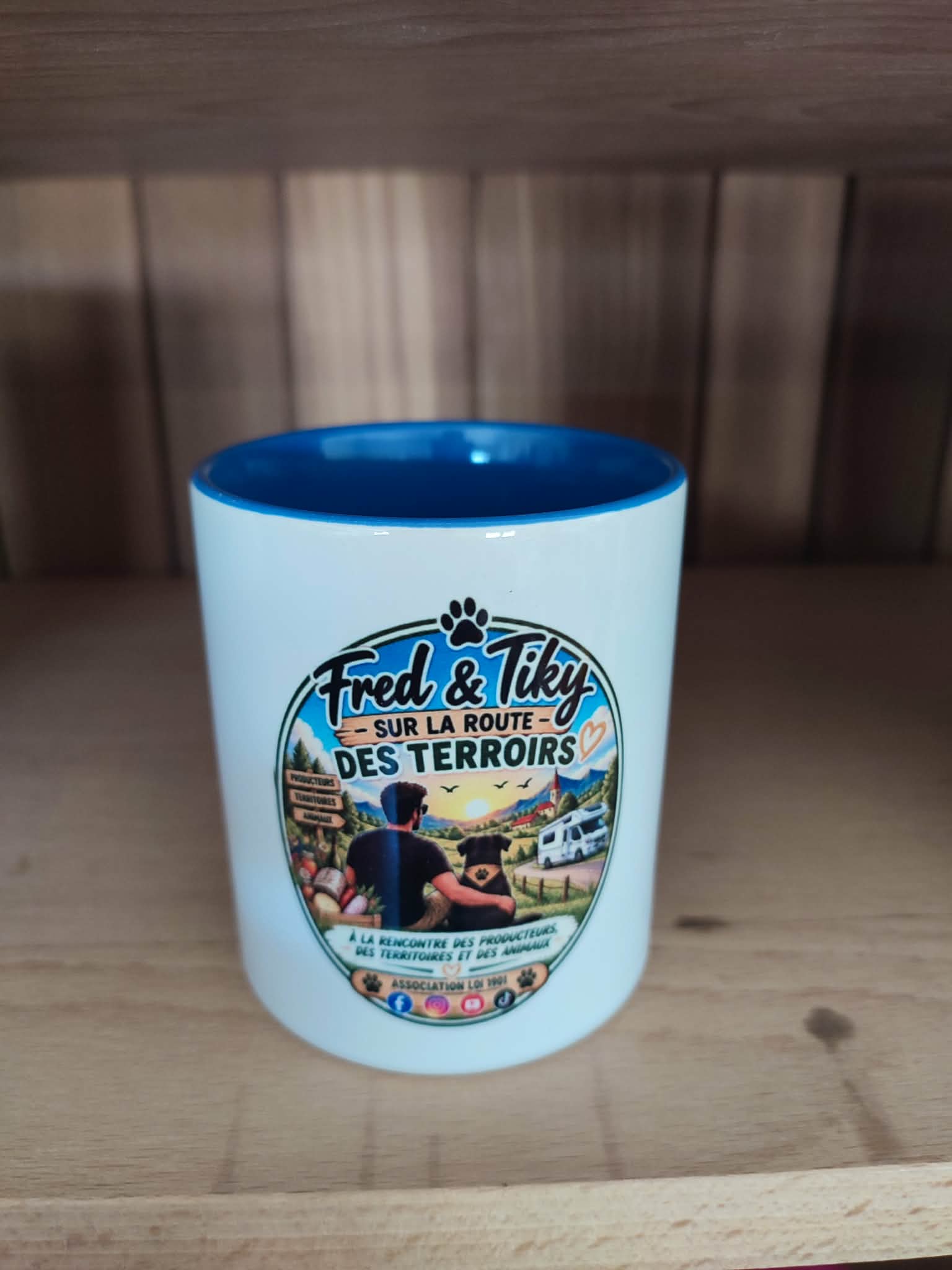 ☕ Mug solidaire « Fred & Tiky – Sur la Route des Terroirs »